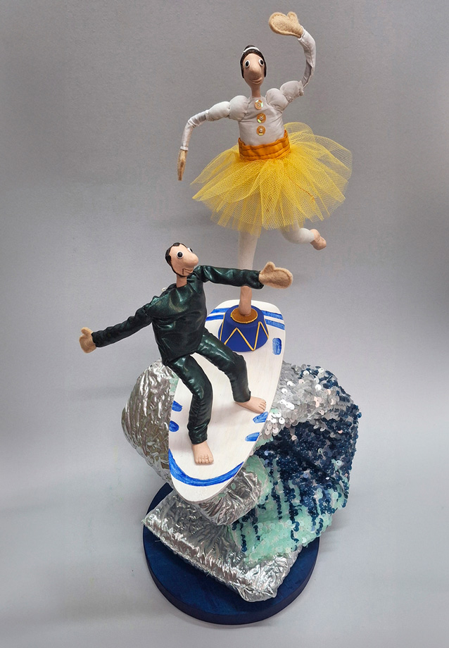 Surfista bailarina em onda
